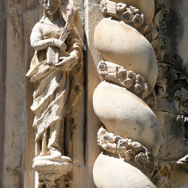 Tortosa.- Catedral de Santa Maria – Porta de l’Olivera flanquejada per Sta. Càndia i Sta. Còrdula representades amb els mateixos atributs: La palma i el llibre tancat (7/2022)