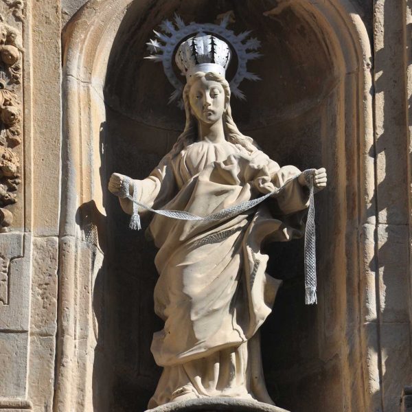 Tortosa.- Catedral de Santa Maria – Porta barroca de l’Olivera amb la imatge de la Verge de la Cinta declarada per l’Ajuntament patrona de la ciutat l’any 1863 (7/2012)