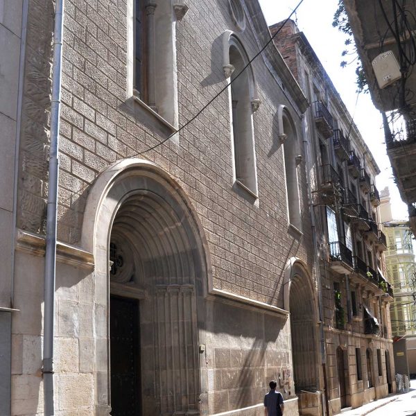 Tortosa.-Església de la Reparació d’estil eclèctic (1903) de l’arquitecte Juan Abril – Façana amb la porta d’arc de mig punt sobre columnes amb capitells florals (7/2012)
