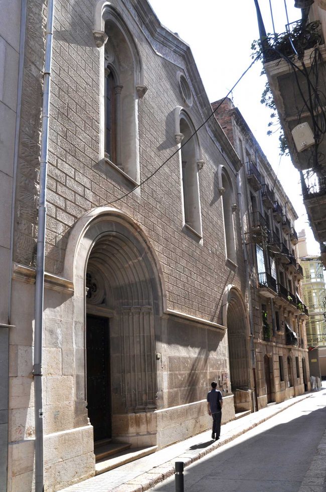 Tortosa.-Església de la Reparació d’estil eclèctic (1903) de l’arquitecte Juan Abril – Façana amb la porta d’arc de mig punt sobre columnes amb capitells florals (7/2012)