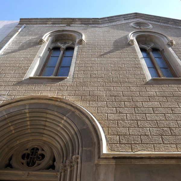 Tortosa.-Església de la Reparació d’estil eclèctic (1903) – Façana apuntada pel centre que dona espai a un ull de bou. Les finestres i portalada son d’estil neogòtic (7/20212)