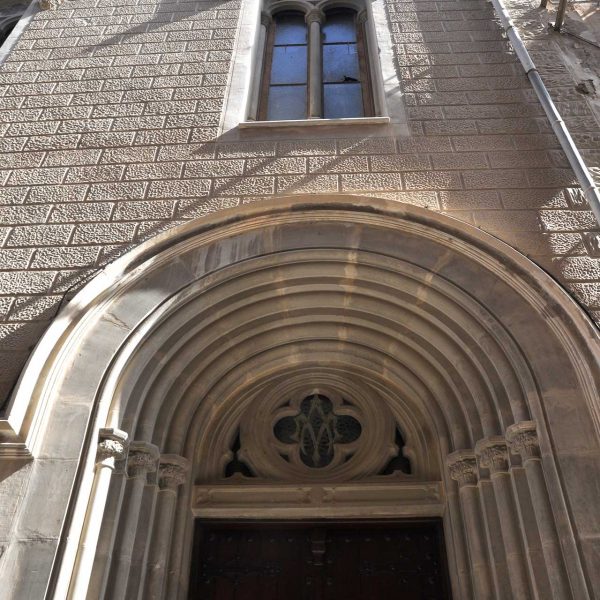 Tortosa.-Església de la Reparació d’estil eclèctic (1903) – Façana apuntada pel centre que dona espai a un ull de bou. Les finestres i portalada son d’estil neogòtic (7/20212)