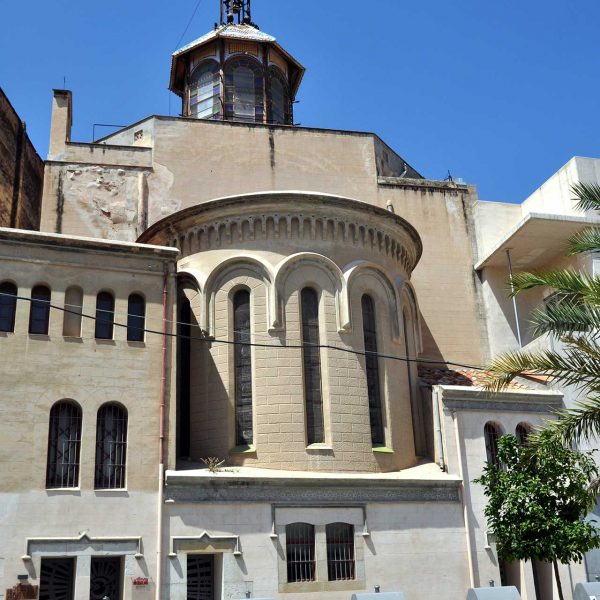 Tortosa.-Església de la Reparació d’estil eclèctic (1903) Vista posterior amb l’absis semicircular on destaca el lucernari amb teulades policromades i vitralls (7/2012)