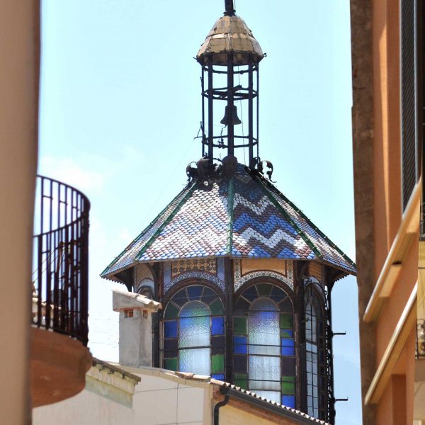 Tortosa.-Església de la Reparació d’estil eclèctic (1903) – Lucernari de la cúpula coberta amb teulada policromada i vitralls de colors de l’arquitecte Pau Monguió (7/2012)