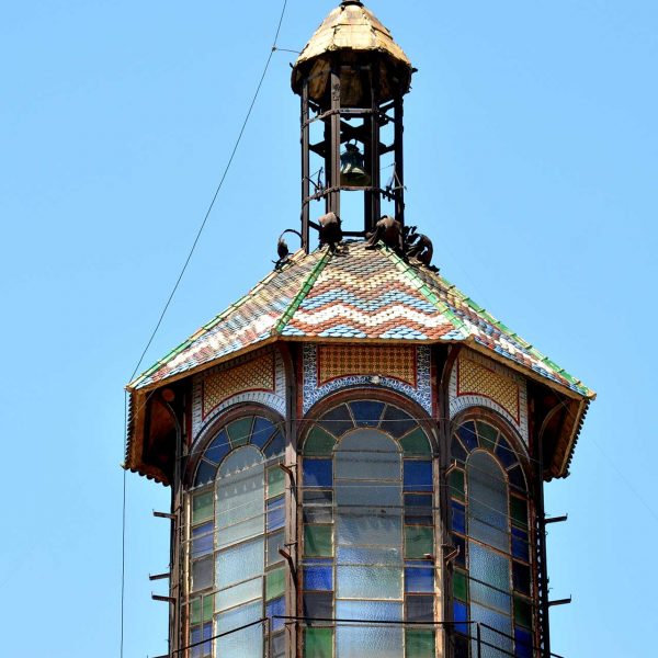 Tortosa.-Església de la Reparació d’estil eclèctic (1903) – Lucernari de la cúpula coberta amb teulada policromada i vitralls de colors de l’arquitecte Pau Monguió (7/2012)