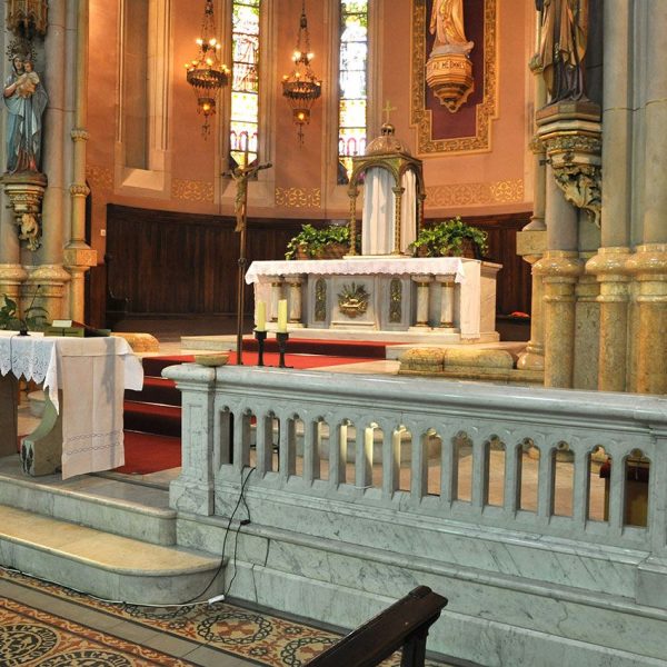 Tortosa.-Església de la Reparació d’estil eclèctic (1903) – Presbiteri separat de la nau per una balustrada de marbre blanc amb l‘absis semicircular (7/2012)