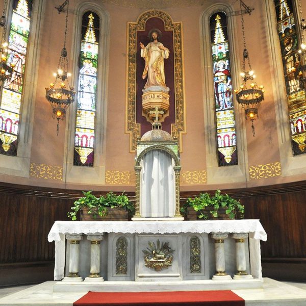 Tortosa.-Església de la Reparació d’estil eclèctic (1903) – Presbiteri amb l’absis semicircular presidit pel Sant Crist on s’obren quatre finestres amb imatges de sants (7/2012)