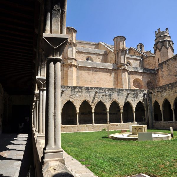 Tortosa.- Catedral de Santa Maria – Claustre del S. XIII de planta trapezoïdal amb galeries cobertes sostingudes per arcs ogivals sobre columnes amb capitells (7/2012)
