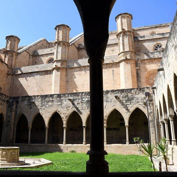 Tortosa.- Catedral de Santa Maria – Claustre del S. XIII de planta trapezoïdal amb galeries cobertes sostingudes per arcs ogivals sobre columnes amb capitells (7/2022)