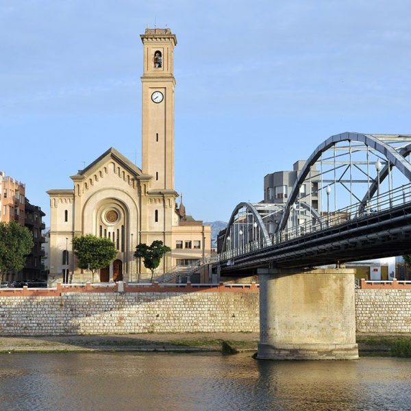Tortosa.- Església historicista del Roser, S. XX, formava part del convent dels dominics que va ser derruït per donar pas al pont (7/2012)