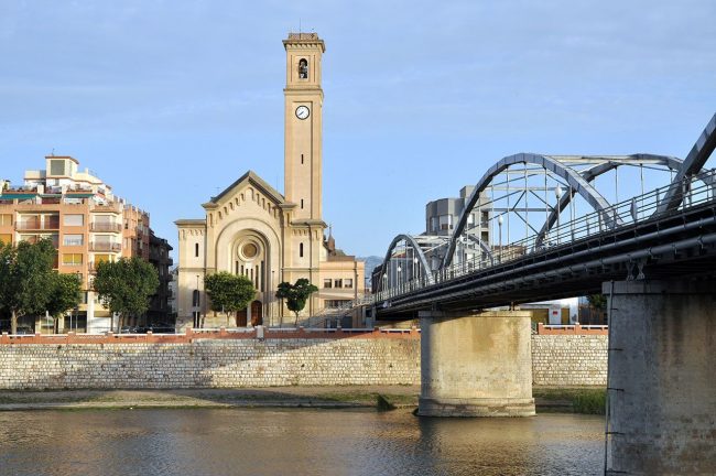 Tortosa.- Església historicista del Roser, S. XX, formava part del convent dels dominics que va ser derruït per donar pas al pont (7/2012)