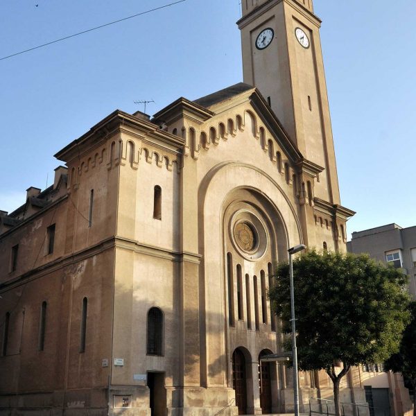 Tortosa.- Església historicista del Roser, S. XX, formava part del convent dels dominics que va ser derruït per donar pas al pont (7/2012)