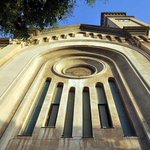 Tortosa.- Església historicista del Roser, S. XX - Nau central de la façana decorada amb arcuacions cegues. A la dreta s'aixeca el campanar de 53 Mts. d'alçada (7/2012)