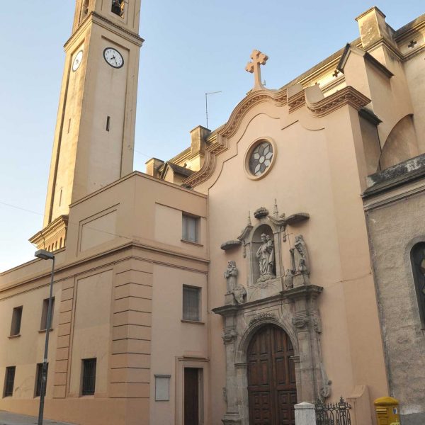 Tortosa.- Església historicista del Roser, S. XX – Façana lateral del carrer del Pont que conserva l’antiga portalada de la l’església derruïda (7/2012)