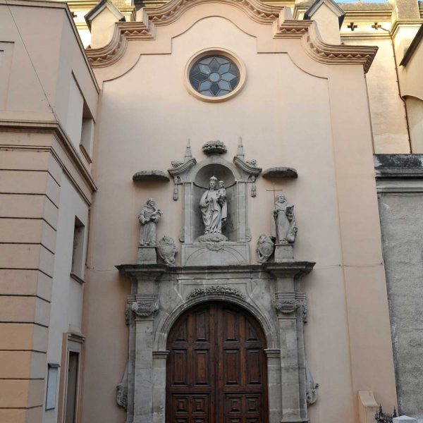 Tortosa.- Església historicista del Roser, S. XX – Façana lateral del carrer del Pont que conserva l’antiga portalada de la l’església derruïda (7/2012)