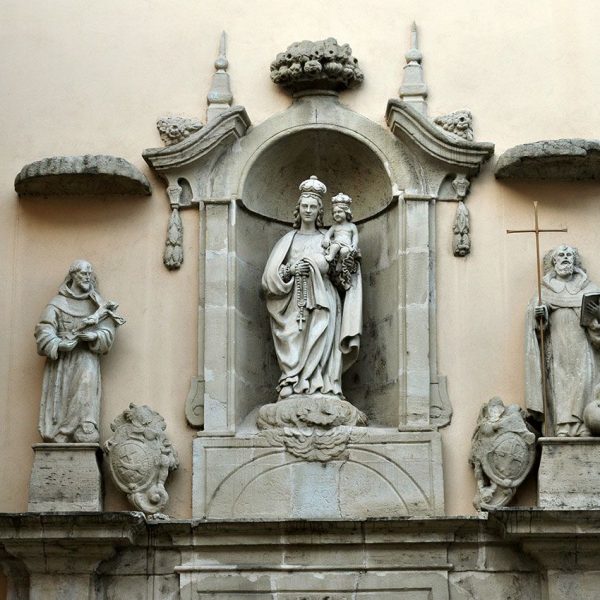 Tortosa.- Església historicista del Roser, S. XX – Entaulament de l’antiga porta amb imatges i escuts presidida per la imatge de la Mare de Déu del Roser (7/2012)