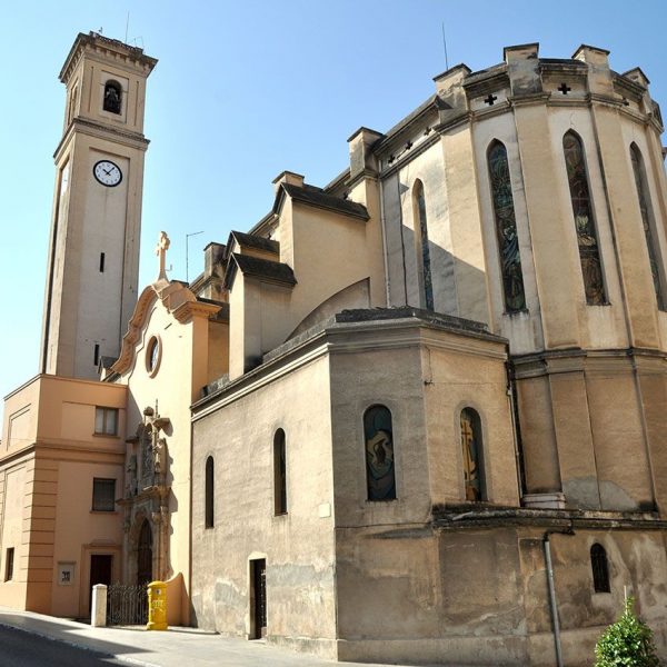 Tortosa.- Església historicista del Roser, S. XX Vista posterior de l’absis central i laterals poligonals i del campanar de planta quadrada de 53 Mts. d’alçada (7/2012)