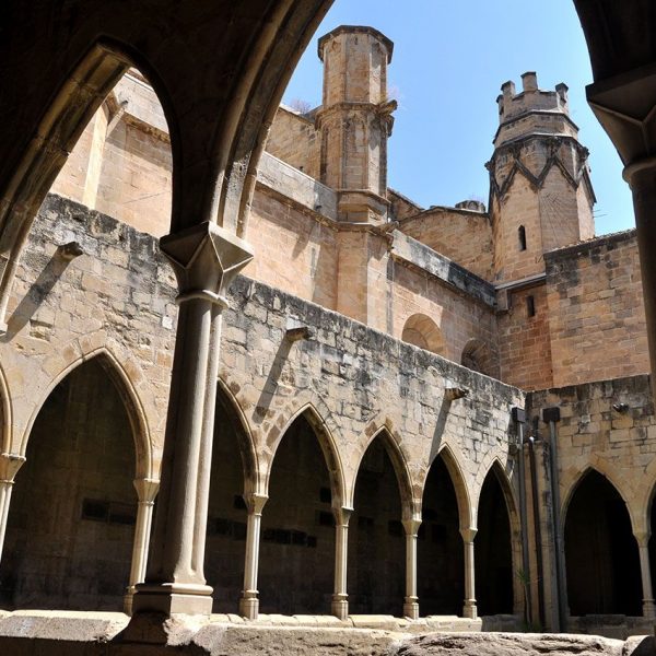 Tortosa.- Catedral de Santa Maria – Claustre del S. XIII de planta trapezoïdal amb galeries cobertes sostingudes per arcs ogivals sobre columnes amb capitells (7/2012)