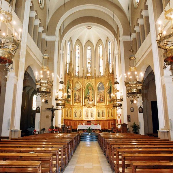 Tortosa.- Església historicista del Roser, S. XX d’una sola nau amb capelles laterals comunicades accessibles per arcs de mig punt i tribunes al seu damunt (8/1996)