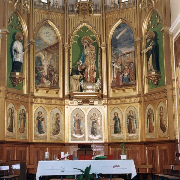 Tortosa.- Església historicista del Roser, S. XX – Vista del presbiteri amb un retaule neogòtic presidit per la imatge de la Mare de Déu del Roser (8/1996)