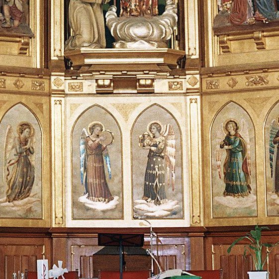 Tortosa.- Església historicista del Roser, S. XX – Base del retaule neogòtic amb una galeria de deu àngels tocant instruments musicals (8/1996)