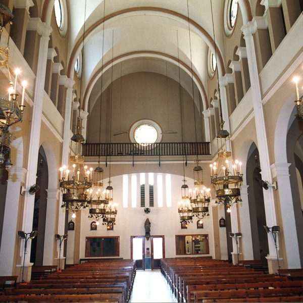 Tortosa.- Església historicista del Roser, S. XX – Vista del fons de les naus amb el cor i les tribunes coberta la central amb volta de canó amb llunetes (8/1996)