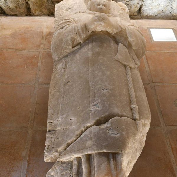 Tortosa.- Església historicista del Roser, S. XX – Sarcòfag d’alabastre del Bisbe Sever Tomàs Auter atribuït a Isidre Espinalt, S.XVIII (Museu de la Catedral) (7/2022)