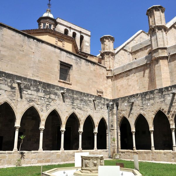 Tortosa.- Catedral de Santa Maria – Claustre del S. XIII de planta trapezoïdal amb galeries cobertes sostingudes per arcs ogivals sobre columnes amb capitells (7/2012)