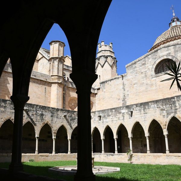 Tortosa.- Catedral de Santa Maria – Claustre del S. XIII de planta trapezoïdal amb galeries cobertes sostingudes per arcs ogivals sobre columnes amb capitells (7/2022)