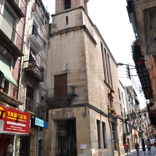 Tortosa.- Església barroca de Sant Blai, S. XVIII/XX amb la façana neoclàssica o n hi havia l’antiga porta convertida en finestra i l’actual oberta al frontis (7/2012)