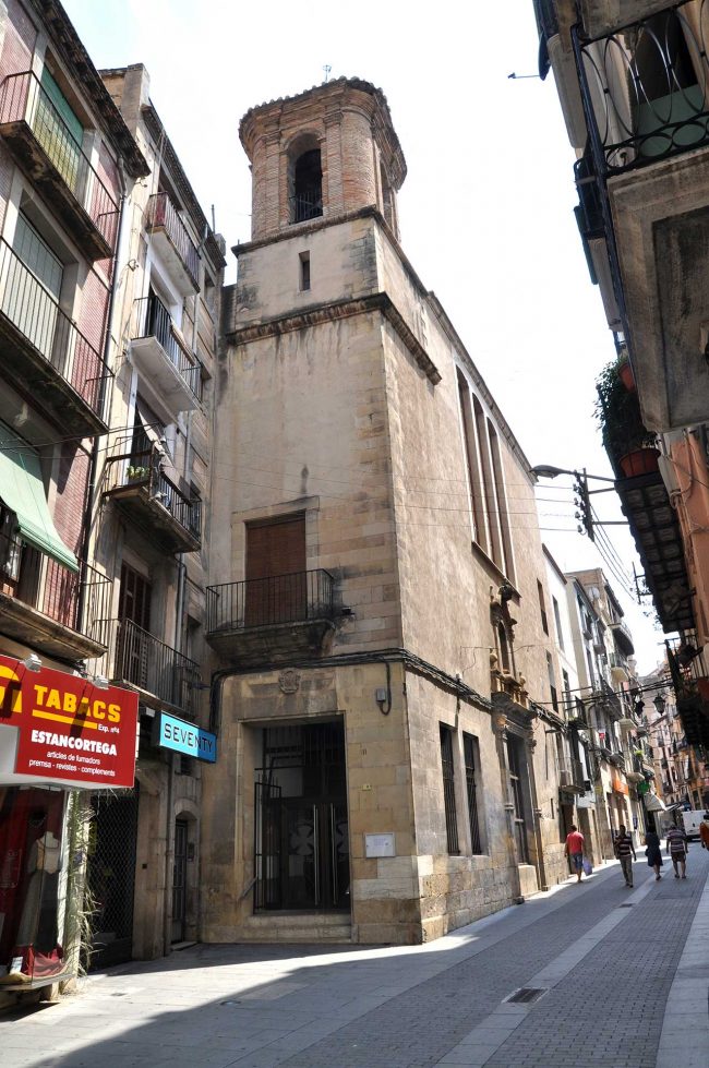 Tortosa.- Església barroca de Sant Blai, S. XVIII/XX amb la façana neoclàssica o n hi havia l’antiga porta convertida en finestra i l’actual oberta al frontis (7/2012)