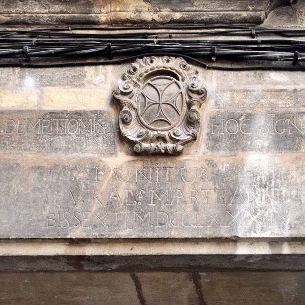Tortosa.- Església barroca de Sant Blai, S. XVIII/XX – Llinda de la porta actual on hi ha una inscripció en llatí acompanyada de la creu de malta, símbol del trinitaris (7/2012)
