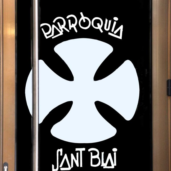 Tortosa.- Església barroca de Sant Blai, S. XVIII/XX – Porta moderna amb un vinil on hi ha representada la creu de malta, símbol dels trinitaris i el nom del temple (7/2012)