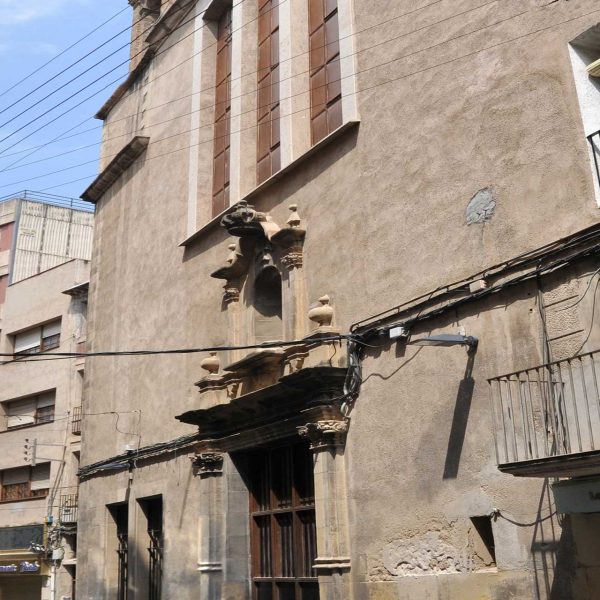 Tortosa.- Església barroca de Sant Blai, S. XVIII/XX amb la façana neoclàssica on hi havia l’antiga porta convertida en finestra enreixada (7/2012)
