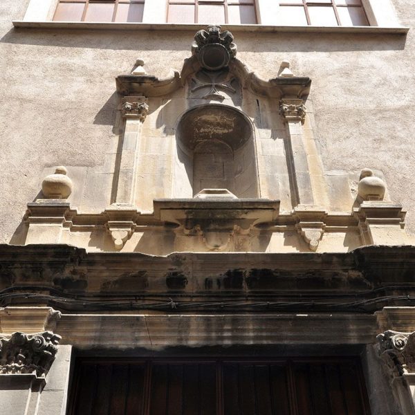 Tortosa.- Església barroca de Sant Blai, S. XVIII/XX - Antiga porta de llinda recta convertida en finestra oberta a la façana neoclàssica amb una fornícula buida (7/2012)