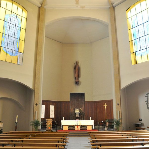 Tortosa.- Església barroca de Sant Blai, S. XVIII/XX de planta octogonal amb capelles laterals i finestrals de vitralls a les cares del polígon (7/2012)