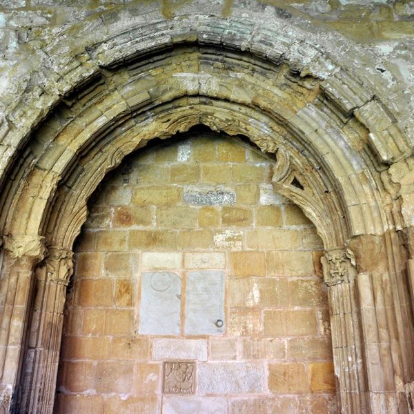Tortosa.- Catedral de Santa Maria – Porta d’arquivoltes apuntades en degradació que comunicava el claustre amb el refetor (7/2012)