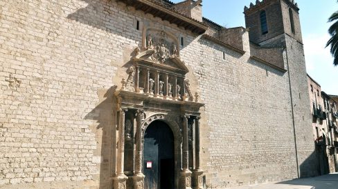 Tortosa.- Església de Sant Domènec, S. XVI - Portalada renaixentista de la façana d’arc de mig punt seguit de cinc fornícules i acabat per l’escut del bisbe Izquierdo (7/2012)