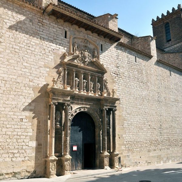 Tortosa.- Església de Sant Domènec, S. XVI - Portalada renaixentista de la façana d’arc de mig punt seguit de cinc fornícules i acabat per l’escut del bisbe Izquierdo (7/2012)