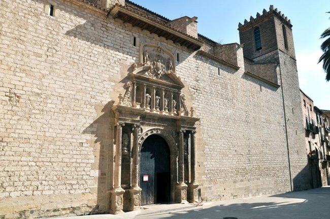 Tortosa.- Església de Sant Domènec, S. XVI - Portalada renaixentista de la façana d’arc de mig punt seguit de cinc fornícules i acabat per l’escut del bisbe Izquierdo (7/2012)