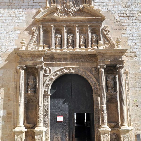 Tortosa.- Església de Sant Domènec, S. XVI - Portalada renaixentista de la façana d’arc de mig punt seguit de cinc fornícules i acabat per l’escut del bisbe Izquierdo (7/2012)
