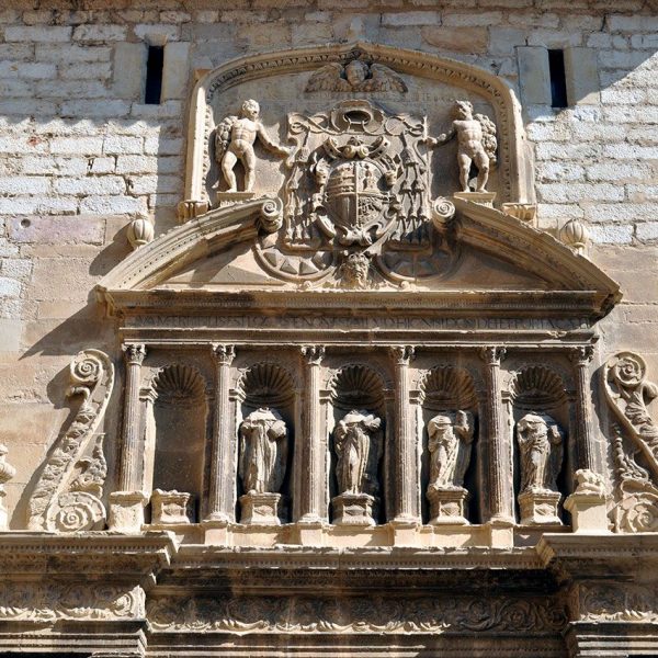 Tortosa.- Església de Sant Domènec, S. XVI – Detall de la portalada renaixentista amb cinc fornícules i quatre imatges i l’escut del bisbe Izquierdo (7/2012)