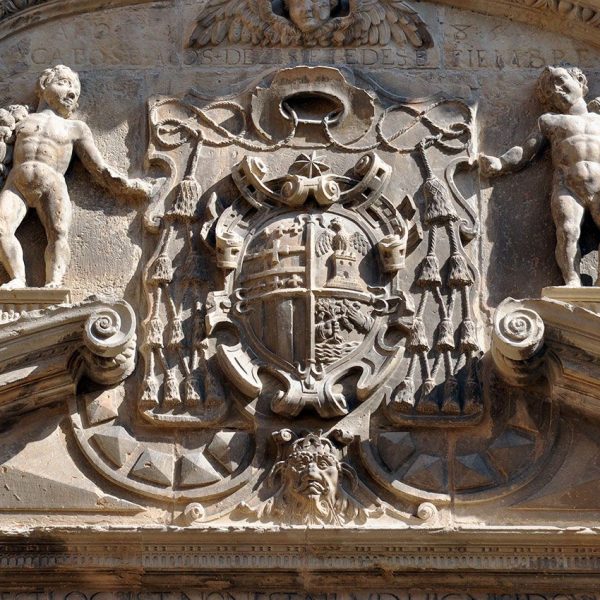 Tortosa.- Església de Sant Domènec, S. XVI – Detall de l’escut del bisbe Joan Izquierdo esculpit a la portalada que va ser el promotor del Col·legi i de l’església (7/2012)