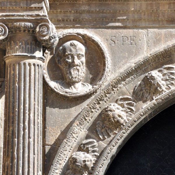 Tortosa.- Església de Sant Domènec, S. XVI – Detall de la portalada renaixentista emmarcada per columnes jòniques i de l’arc de mig punt decorat amb angelets (7/2012)