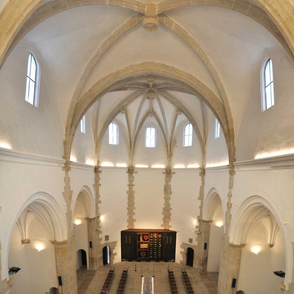 Tortosa.- Església gòtica de Sant Domènec, S. XVI d’una nau amb capelles laterals. Cedida a l’Ajuntament l’any 1906 està destinada a Saló Noble de la ciutat (6/2012)