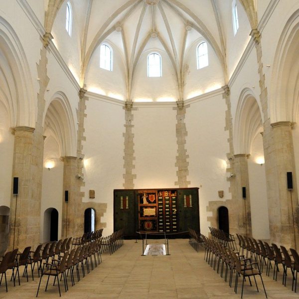 Tortosa.- Església gòtica de Sant Domènec, S. XVI d’una nau amb capelles laterals coberta amb volta de creueria. Destaca un armari-arxiu de l’antiga Casa de la Ciutat (6/2012)