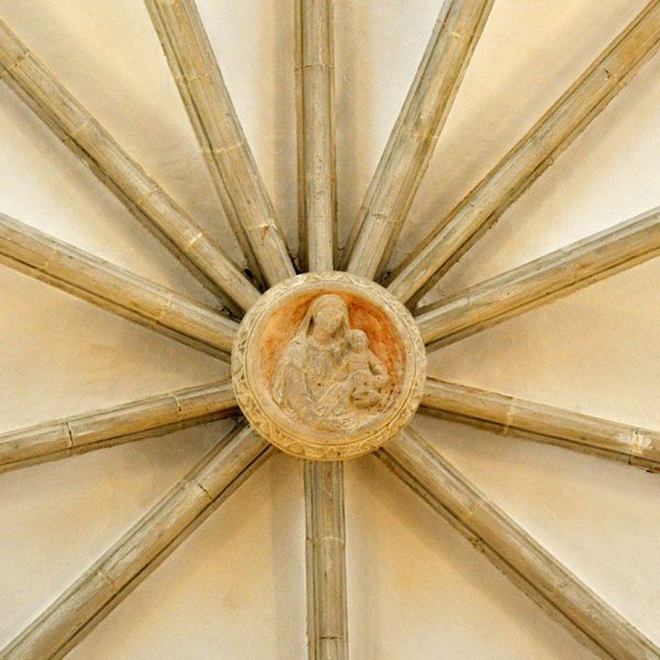 Tortosa.- Església gòtica de Sant Domènec, S. XVI – Volta nervada de l’absis amb la clau policromada on hi ha representada la Verge amb l’Infant Jesús (6/2012)