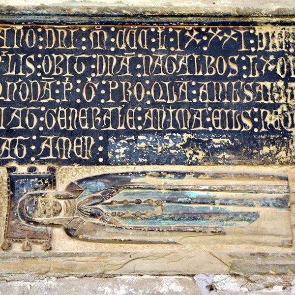 Tortosa.- Catedral de Santa Maria – Mur nord del claustre adossat a l’església que mostra una col·lecció de làpides funeràries medievals amb epígrafs (7/2012)