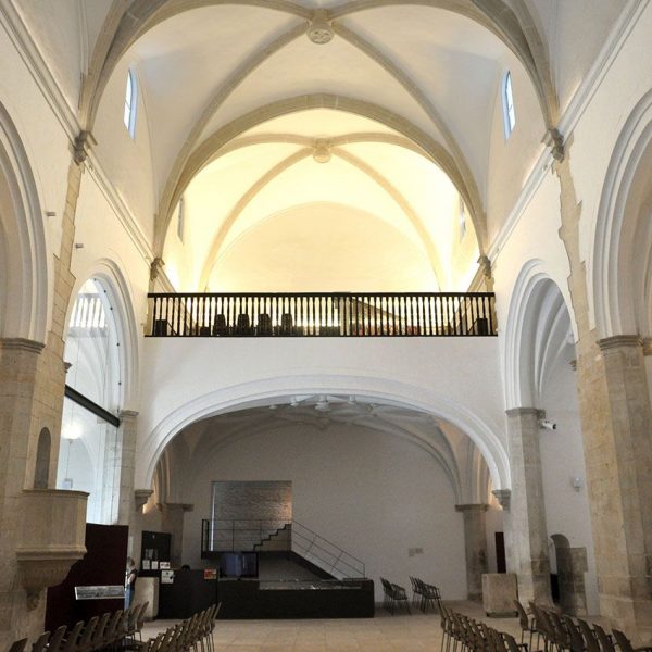 Tortosa.- Església gòtica de Sant Domènec, S. XVI – Vista dels peus de la nau amb el cor sostinguts per arcs de creueria sobre columnes i mènsules (6/2012)