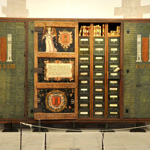 Tortosa.- Església de Sant Domènec, S. XVI – Armari-arxiu de l’any 1574 procedent de la desapareguda Casa de la Ciutat i conservat en aquesta església des de 1911 (6/2012)